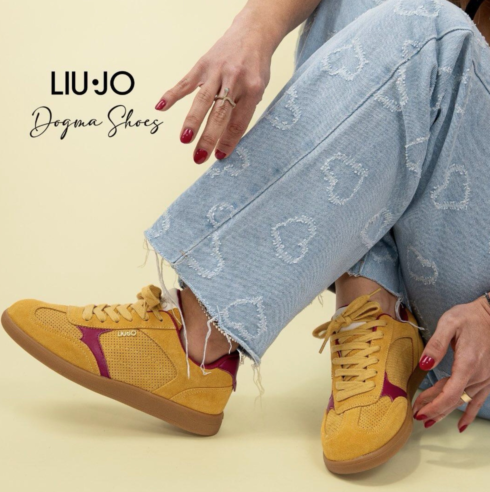 Sapatilhas Liu Jo em camurça amarela com detalhes bordeaux.